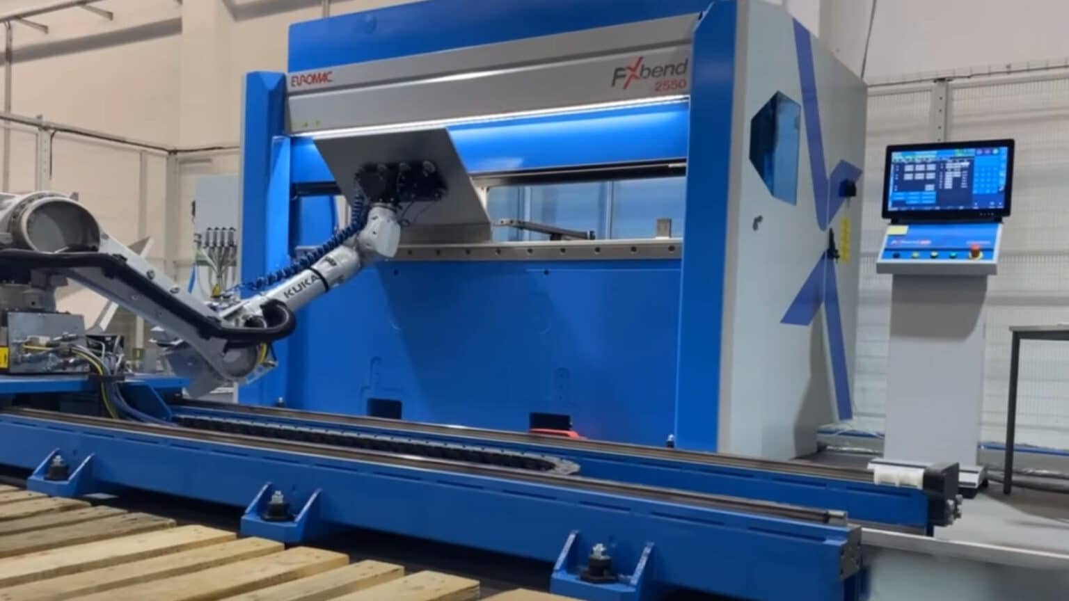 Robot-assisted production of Lucht electric radiators: Bending machine